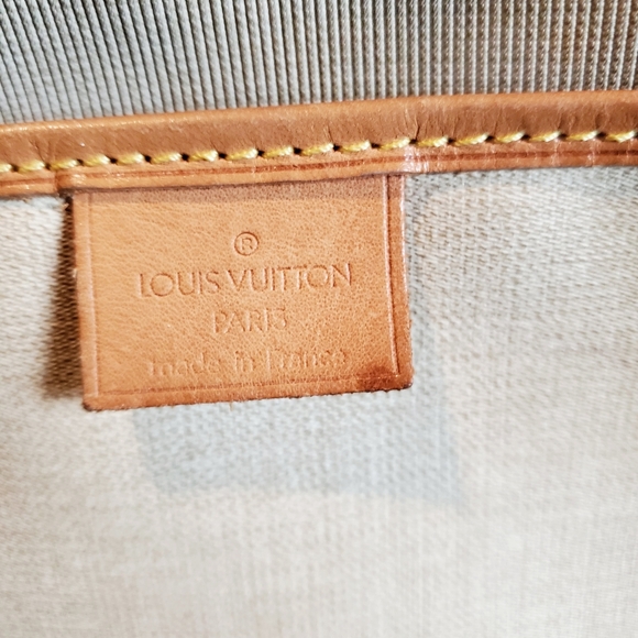 Louis Vuitton Excursion - Picture 7 of 12